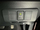 コーナーセンサーを車の前後に装備。障害物までの距離に応じて警告音を変えてお知らせ。縦列駐車時や駐車場・車庫などでの取り回しをサポートします。詳細は販売店スタッフまでおたずねください。