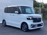 狭い駐車場でも、スライドドアならチャイルドシートへのお子さまの乗降や荷物の積載もスムーズ。とても便利な【助手席側。電動スライドドア】ドアハンドを少し引くだけでリアドアが自動開閉します。