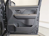 運転席ドア内張はご覧の通り。ドアポケットの収納もバッチリです