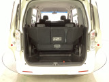 トランクの床は底が深く大きな収納スペースがあり、3列目シートはそこに収納できるようになっています。開口部も広く荷物の積み下ろしもしやすいお車となっております。