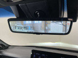 ドラレコ付きの社外品を取り付けることも可能です!最近はやりのデジタルルームミラーも気になる方は是非一度ご相談を!!