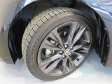 トヨタ純正アルミホイール。タイヤサイズは、215/45R17です。