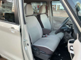 広く快適な運転席周りです。