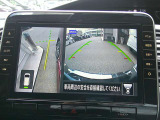 【アラウンドビューモニター】空から見下ろすような視点で、スムースな駐車と安全確認をサポートします。