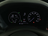ハイブリット車専用のメーターです。右側の大型スピードメーターに加え、ステアリングスイッチを使って左のマルチインフォメーション・ディスプレイで燃費や動力伝達などの情報が見れるようになっています。