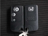 ◆スマートキー◆カギをバッグやポケットに入れたままでもドアロックの開閉ができる『スマートキー』付き!雨天や暗くなってもカギを取り出す必要がなくドアの開錠&エンジンも始動できます
