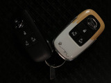 電子カードキーを携帯していれば、ドアハンドルやバックドアのリクエストスィッチを押すだけでドアの施錠、開錠が行えます。電子カードキーがないとエンジンが始動しない、盗難防止に役立つイモビライザー機能付