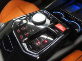 赤いスタート/ストップボタンが「M」モデルの証し。ハイブリッドシステムやドライブモードの切り替えボタンはすべてタッチスイッチ化されている