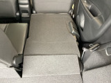 リアシートは簡単に倒すことができるので、ラゲッジルームも広がります。