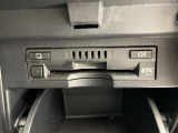 【ETC】有料道路を利用する際に料金所で停止することなく通過できる、ETC車載器(ノンストップ自動料金収受システム機器)が装備されています。セットアップを行うことで利用可能になります。
