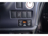 電動スライドドアのスイッチです。車内からもスイッチひとつでラクにドアの開閉できますよ♪