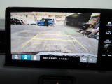 バックカメラの画像です。ガイドラインがスムースな車庫入れをサポートいたします。車庫入れの安心感がアップしますね。