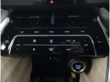 お車のキーはスマートキーです。キーを身につけた状態で車に近づき、ドアロックの解錠や施錠操作が出来ます。雨の日など両手がふさがっている時など、とっても便利ですね。
