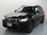 BMWデザインアイコンであるキドニーグリルを中心として、力強く研ぎ澄まされた面の構成。同時に伝統的なXモデルのエレメントが、そのスポーティなディテールをさらに強調するとともに比類なき自由を感じさせます