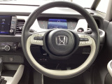 Hondaセンシング搭載ミリ波レーダーと単眼カメラで、クルマの前方の状況を認識。ブレーキやステアリングの制御技術と協調し、安心・快適な運転や事故回避を支援する先のシステムです