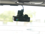 この車にはリアにもドライブレコーダーを装備しております◆映像・音声などを記録する自動車用の装置です。 もしもの事故の際の記録はもちろん、旅行の際の思い出としてドライブの映像を楽しむことができます。