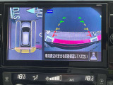 アラウンドビューモニターです。4つのカメラからの映像を合成・処理することで空から見下ろすような視点で周囲を確認でき、駐車時のクルマの位置確認がスムーズになります。