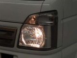 明るいライトが夜道を明るく照らしてくれます。 運転する上で、道路状況をいかに早く認識できるか重要なポイントです。 白色光が暗い道も明るく照らしてくれますよ。