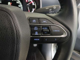 ステアリングには運転中でも簡単に操作できる各種スイッチついてます