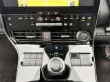 シフトレバー・エアコン操作部です!シートヒーター・ベンチレーション・ステアリングヒーターも搭載しております◎