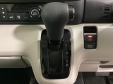 CVT車のセレクトレバーです。低速から高速まで、変速ショックのないスムーズな走りと、エンジン効率のよい領域を維持して燃費にも貢献します。サイドブレーキはスイッチ操作の電子制御パーキングブレーキです。