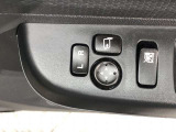 電動格納式ドアミラー付き。駐車場へ停めた時に、ボタン一つで左右のドアミラーをたたむ事ができます。