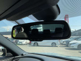 自動防眩ルームミラーです。後続車両のヘッドランプの明るさに応じて反射率を自動的に調整します。