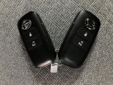 電子カードキーを携帯していれば、ドアハンドルやバックドアのリクエストスィッチを押すだけでドアの施錠、開錠が行えます。電子カードキーがないとエンジンが始動しない、盗難防止に役立つイモビライザー機能付