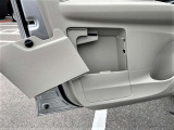 助手席側のドアには車検証入れを収納できるスペースがあります