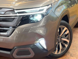 【LEDヘッドライト】悪天候や夜間走行時も良好な視界を確保し安心して運転できる高輝度LEDヘッドライトを装備!点灯速度が早く、消費電力も抑えられています。