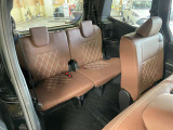 広々した後部座席で、大人が乗ってもストレスなくロングドライブが楽しめます!