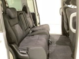 2列目シートは背もたれの角度調節ができるベンチシートになっております。長距離運転になってもゆったりとできるように、カップホルダー付きアームレストがついてます。