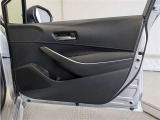 運転席ドア内張はご覧の通り。ドアポケットの収納もバッチリです