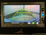 リバースギアに入れるだけで後方の表示へ切り替わります。夜間や雨の日の駐車も楽になりますよ。