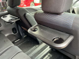 運転席及び助手席後ろにはセカンドシート用テーブル&ドリンクフォルダーを装備☆