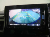 車両後方の映像を映すバックモニター。進路を確認しながら安全に車庫入れできます。