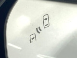 【ブラインドスポットモニター】走行中、ドアミラーの死角になりやすい箇所に後続車が接近するとサイドミラーのレンズに警告を表示!ドライバーに注意喚起をしてくれます。