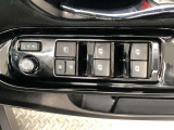 パワーウィンドは今や当たり前の機能ですが、無いと困る機能です。運転席からの操作で、全席の窓を振るオープンにしたり、フルクローズが可能です。