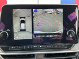 上空から見下ろしているかのような映像をディスプレイに映し出し、スムースな駐車をサポートします。画面は「トップビュー」のほか「サイドブラインドビュー」への切り換えが可能。ますます安心です