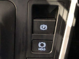 HOLD機能付きの電動パーキングブレーキ。HOLD機能を使用すると、信号待ちなどでフットブレーキから足を放しても、車は動かずそのまま停車してくれます。ドライブなど足が疲れた時には便利な機能です。
