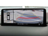 車両の前後左右にある4つのカメラを合成することで、まるでご自身のクルマを空から見ているような俯瞰での映像を映し出してくれます。バック時ももちろんのこと、前進時に視界の悪い交差点でも役に立ちますね。