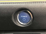 エンジンスタートスイッチです。キーが車内にあれば、エンジンの始動や停止はスイッチを押すだけ!キーを取り出す手間を省き、ワンプッシュで操作できるので簡単でスムーズです。