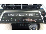 左右独立温度コントロールフルオートエアコンです。運転席、助手席それぞれで独立して温度設定ができます