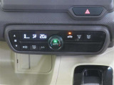 オートエアコン機能で、車内を自動的に、設定した温度に保ってくれます。