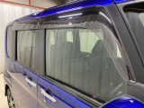 【サイドバイザー】悪天候時も換気ができるように?車内に新鮮な空気を取り込めます!