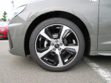 全車両に標準装備の純正アルミホイールは、純正ならではのバランスの良いデザインと、走行安定性をお楽しみ頂けます。
