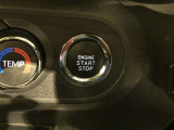 エンジンスタートスイッチです。キーが車内にあれば、エンジンの始動や停止はスイッチを押すだけ!キーを取り出す手間を省き、ワンプッシュで操作できるので簡単でスムーズです。