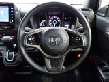 ハンドル左側にはオーディオ操作が出来るオーディオリモートコントロールスイッチ、右側にはHonda SENSINGとオートクルーズコントロールのスイッチを装備!