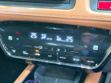 【オートエアコン】一度お好みの温度に設定すれば、車内の温度を検知し風量や温度を自動で調整。暑い&hellip;寒い&hellip;と何度もスイッチ操作をする必要はありません。快適な車内空間には必須の機能ですね♪