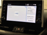 【ディスプレイオーディオ】スマホとクルマをつなぐだけで、おなじみのアプリで気軽に使えます!スマホと同じ感覚の画面タッチ操作やハンズフリー通話など、運転中も操作できるので安心☆